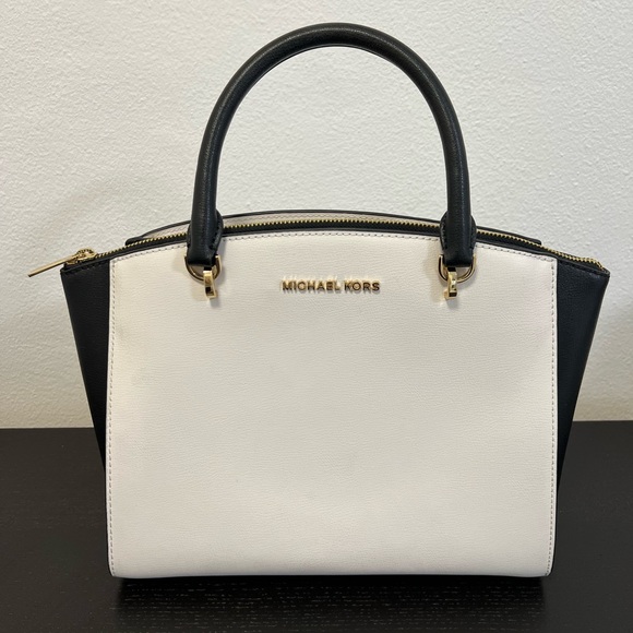 Michael Kors Handbags - Michael Kors Ellis Bag
